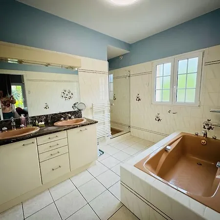 Demeure Familiale Avec Jardin, Quartier Calme Βίλα