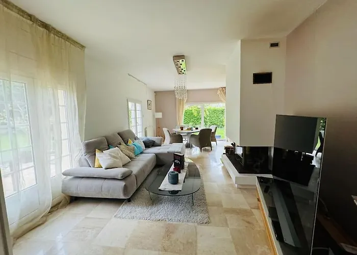 Demeure Familiale Avec Jardin, Quartier Calme * Colomby-Anguerny