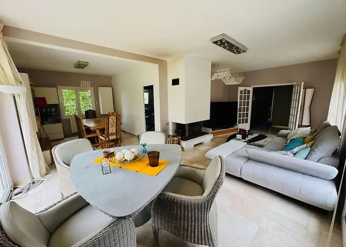 Villa Demeure Familiale Avec Jardin, Quartier Calme *