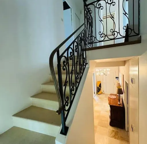 Villa Demeure Familiale Avec Jardin, Quartier Calme